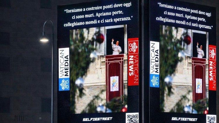 Namesto oglasov … papeževe podobe in misli! [VIDEO]